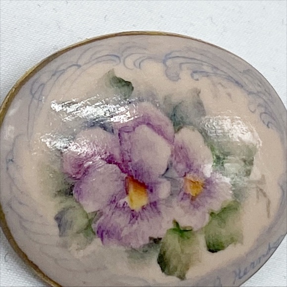 Vintage Purple Flower Ceramic Brooch Pin Gold Edge Handpainted Signed - Picture 4 of 4